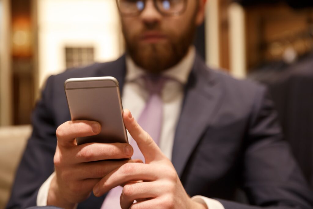 Uso de celular por jurado anula julgamento por parcialidade.