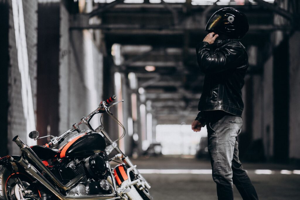 Inconstitucionalidade de norma estadual sobre transporte individual por motocicletas: STF reafirma competência da União e livre iniciativa.