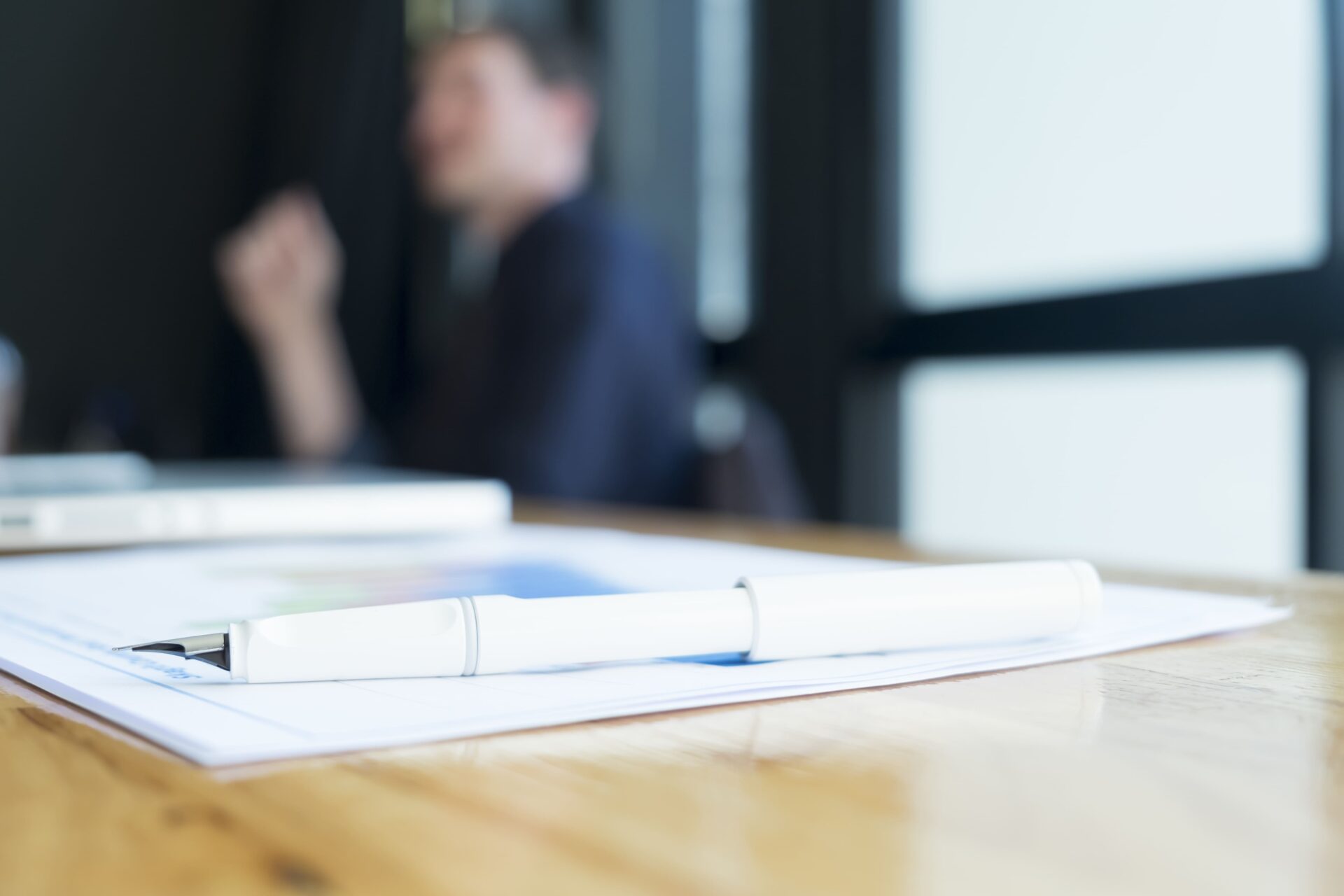 Prerrogativa do MP de sentar-se à direita do juiz é constitucional: STF afirma que a posição não viola isonomia nem paridade de armas.