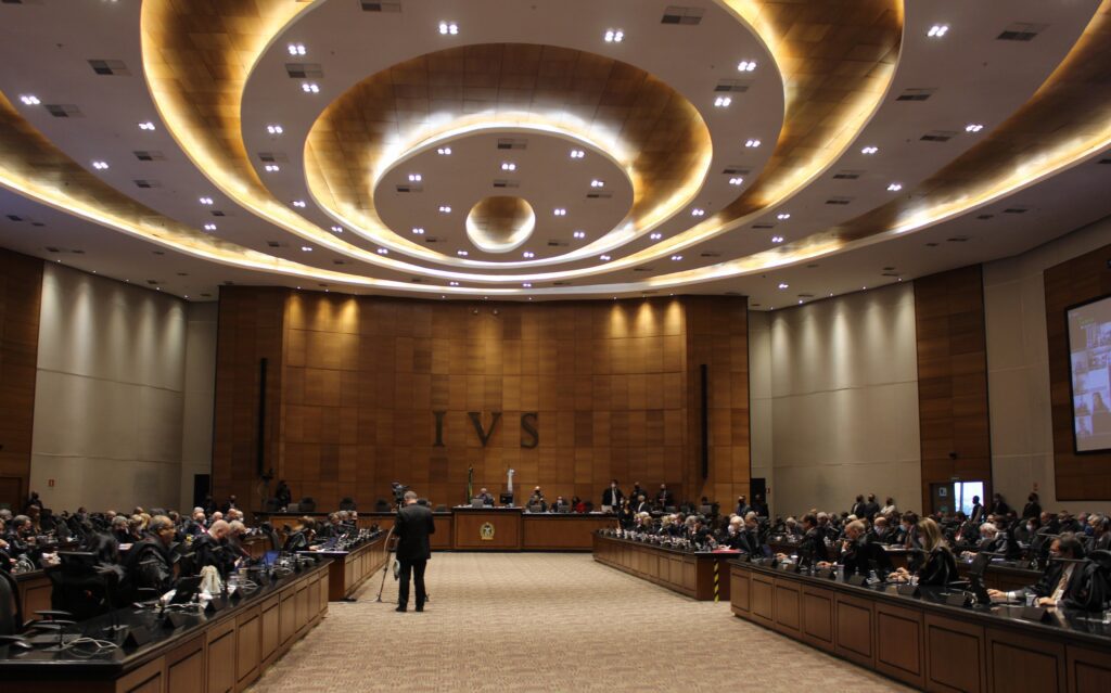 Investigação criminal, foro privilegiado e controle judicial prévio posterior. STJ afasta exigência de autorização prévia.