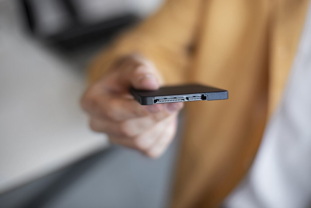 STF permite acesso a celular encontrado fortuitamente no crime: Tema 977 autoriza acesso pontual sem ordem judicial.