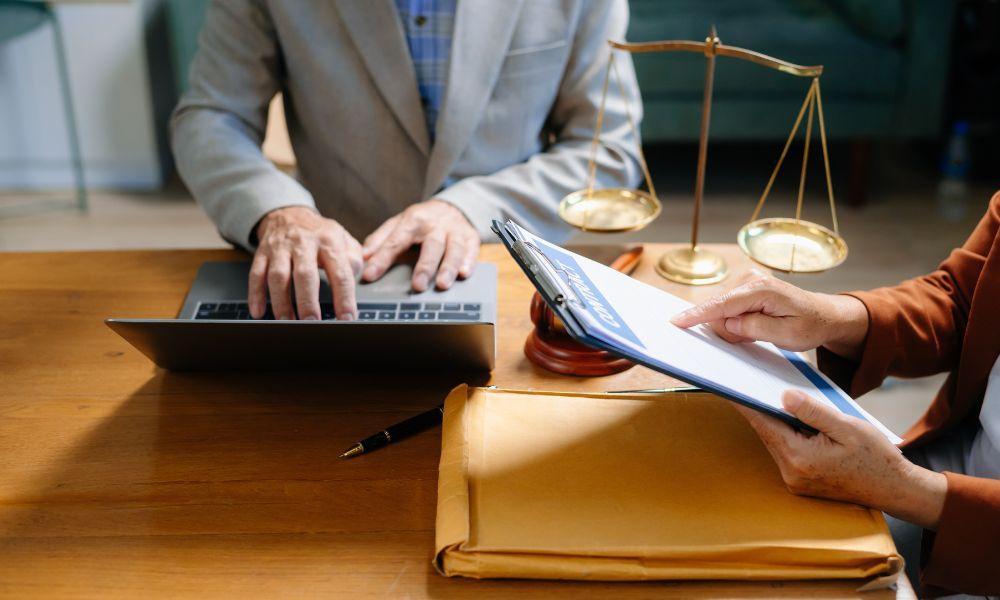 Revogação do art. 11, II, impede reenquadramento: STJ afasta improbidade sem correspondência no rol atual.